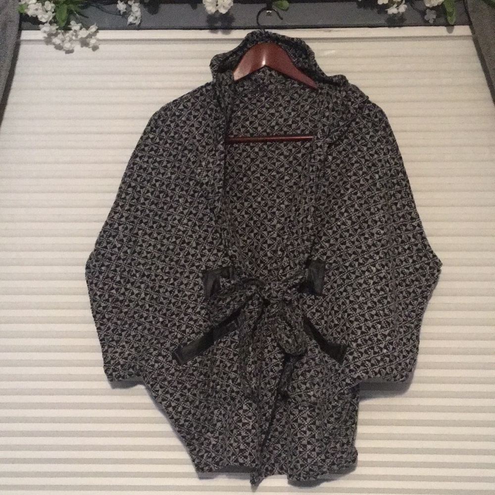Black N White Tweed Light Wrap W Hood